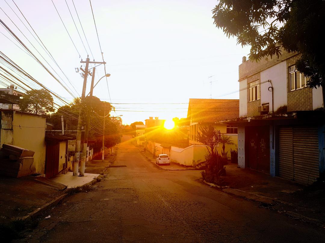 Prêmio Tecmundo - Luiz Carlos Azevedo - Foto de uma rua com o nascer do sol às 6h da manhã do dia 14/03/2018 em Coelho, São Gonçalo - Rio de Janeiro.